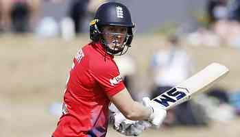Knight's fifty helps England beat NZ in second T20