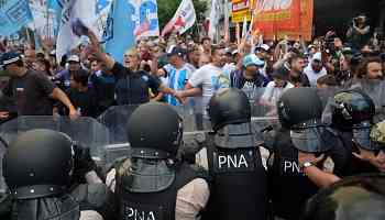 Police fire pepper spray on food crisis protesters in Argentina