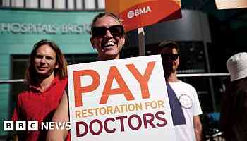 Senior doctors end pay dispute with government