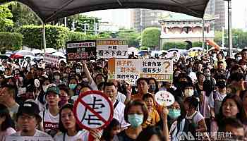 Hundreds of protesters in Taipei call for better child protection