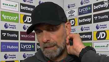 Liverpool boss Jurgen Klopp pulls Mo Salah aside in dressing room after touchline row
