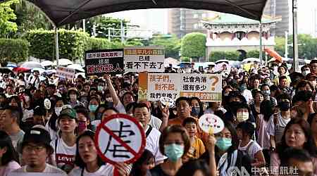 Hundreds of protesters in Taipei call for better child protection