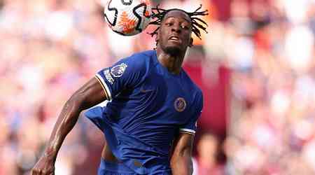 Chelsea attacker Madueke blasted ref Pawson 'it's wrong, you know it's wrong!'