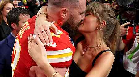  Taylor Swift & Travis Kelce's PDA Will Have You Feeling So High School 