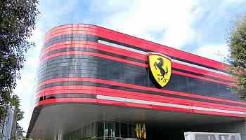 Ferrari, 4 milioni al giorno di utili: 352 milioni nel primo trimestre 2024 (+19%)