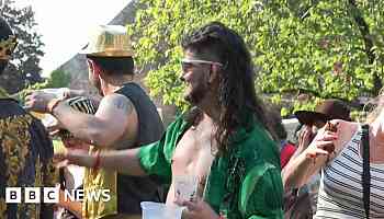 Proud mullet-wearers embrace their style at festival