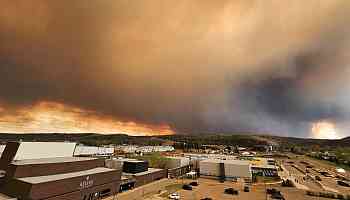 Winds expected to move fire away from Fort McMurray on Wednesday: province