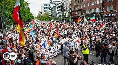 Hamburg: Hundreds protest against 'caliphate' rally