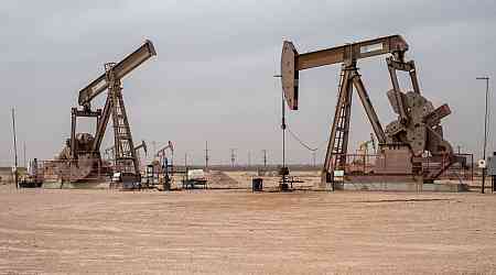 Oil Declines With US Stockpiles and Mideast Tensions in Focus