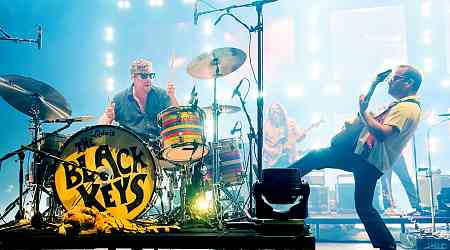 See the Black Keys Bring Out Noel Gallagher at London Concert