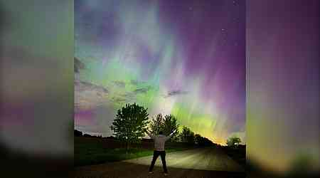 Northern lights dance across the night sky in southern Ont.