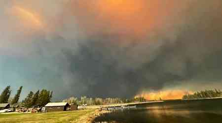 Wildfire in northern Manitoba forces hundreds to flee, highway closure