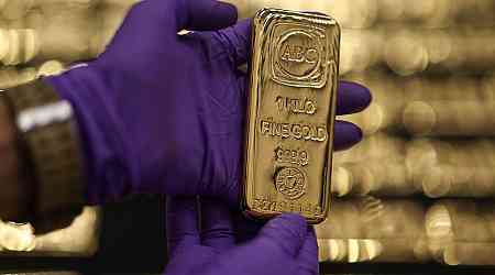 Gold Rises to Three-Week High as US Data Bolsters Rate Cut Bets
