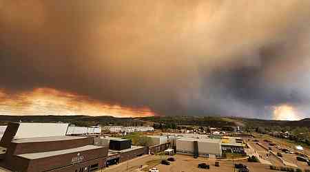 Winds expected to move fire away from Fort McMurray on Wednesday: Alberta Wildfire