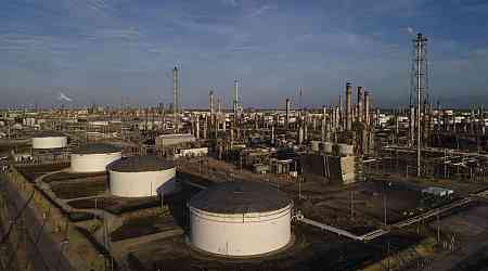 Oil Advances on US Stockpile Decline and Broader Risk-On Mood