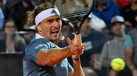 Tennis: Trotz Schrecksekunde: Zverev erreicht Halbfinale in Rom