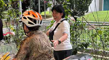 'It warms the heart': Retiree and other volunteers help fellow commuters during ongoing MRT EWL disruption