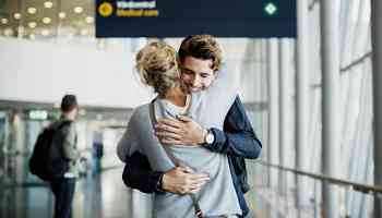 A New Zealand Airport Just Instituted a 3-Minute Time Limit on Hugs