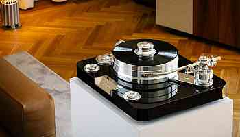 A turntable for picky audiophiles who crave high-end vinyl playback experience