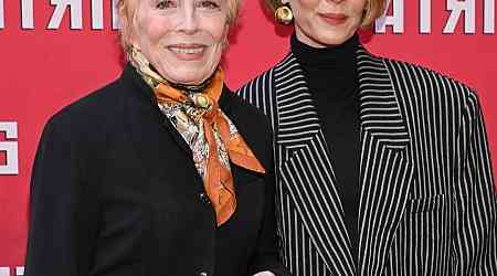  Sarah Paulson Reveals Whether She Gets Advice From Holland Taylor 