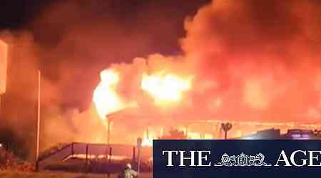 Flames engulf former restaurant in Melbourne's south east