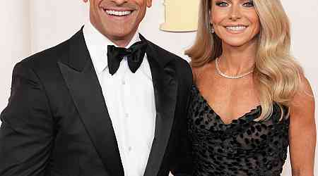  Kelly Ripa Reveals Mark Consuelos' Reaction to Her Kick in the Crotch 