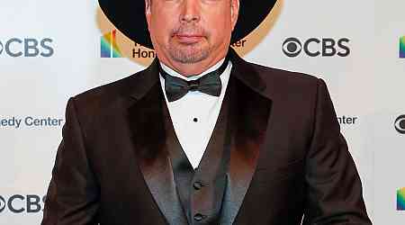  Garth Brooks Says Rape Accuser Wanted to Blackmail Him for "Millions" 