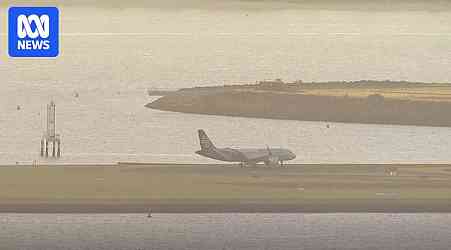 Air New Zealand flight NZ247 held at Sydney Airport over 'safety threat'