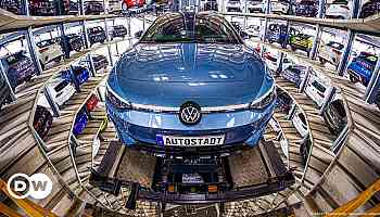 VW workers offer pay cut, threaten strike over crisis