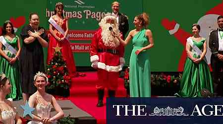 Santa Claus receives warm welcome in Adelaide for Christmas Pageant