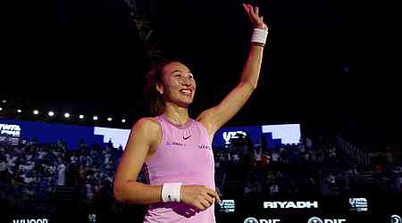 Zheng routs Paolini, makes semis at WTA Finals