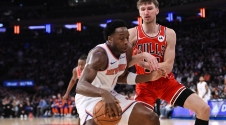  WATCH: Knicks' OG Anunoby nearly crashes into Anne Hathaway while chasing tipped pass at Madison Square Garden 