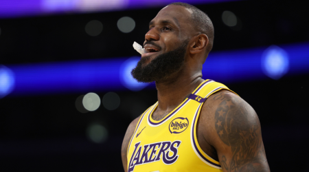  LeBron James records third consecutive triple-double, breaks his own record as Lakers beat Grizzlies 