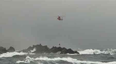 One angler dies after waves knock 7 off rock in Keelung