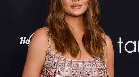  Chrissy Teigen Debuts Emerald Green Bob Hairstyle 