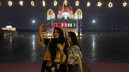 Thousands of Indian Sikhs visit the shrine of the founder of their religion to mark his birthday