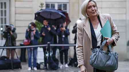 French PM meets with far-right leader Le Pen as govt wobbles under budget pressures