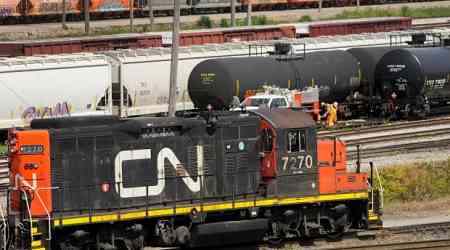 CN Rail mechanics, clerks vote overwhelmingly to approve strike mandate