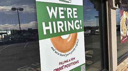 Number of Americans filing for jobless benefits falls again and hovers near 7-month lows