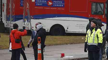 Mediation temporarily suspended in Canada Post strike, parties to meet with minister