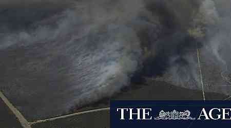 Hundreds of firefighters battle emergency blaze in Perth's north