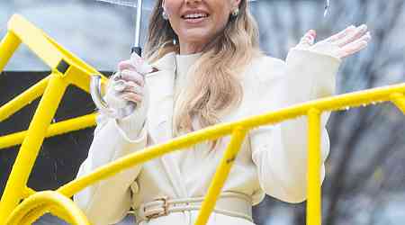  Ariana Madix & More Brave the Rain at Macy's Thanksgiving Day Parade 