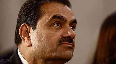 Japanese Banks Sticking With Adani as Jefferies, Barclays Review Ties