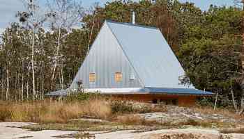 Hat-shaped metal roof shelters Hee House by Studio Ellsinger