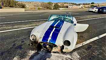 Classic Shelby Cobra crashes on Northern California highway