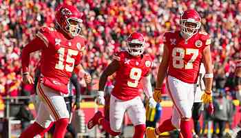 'Ultimate competitor': Injured Mahomes lifts Chiefs