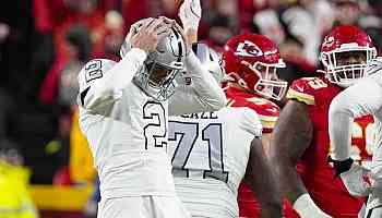 Chiefs escape with win after Raiders fumble away last-minute possession