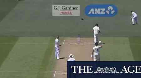 Umpire helps out England