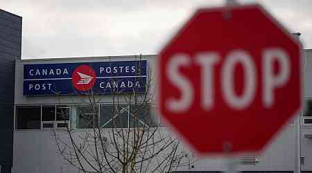 Canada Post removes deadline for Santa letter program amid strike