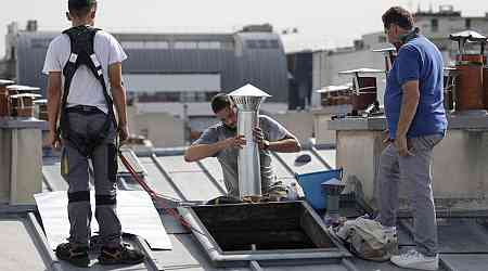 Zinc roofers of Paris win UNESCO cultural heritage status